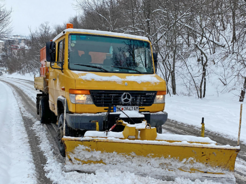 Borë në Maqedoni, në disa rrugë është vendosur ndalesë për qarkullimin e automjeteve të rënda