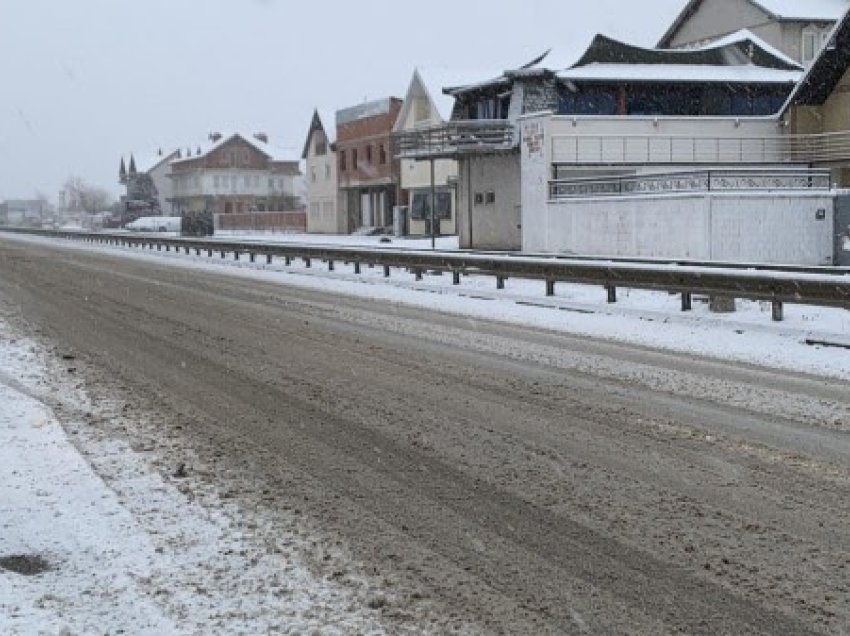 ​Bora vështirëson qarkullimin e automjeteve në disa rrugë