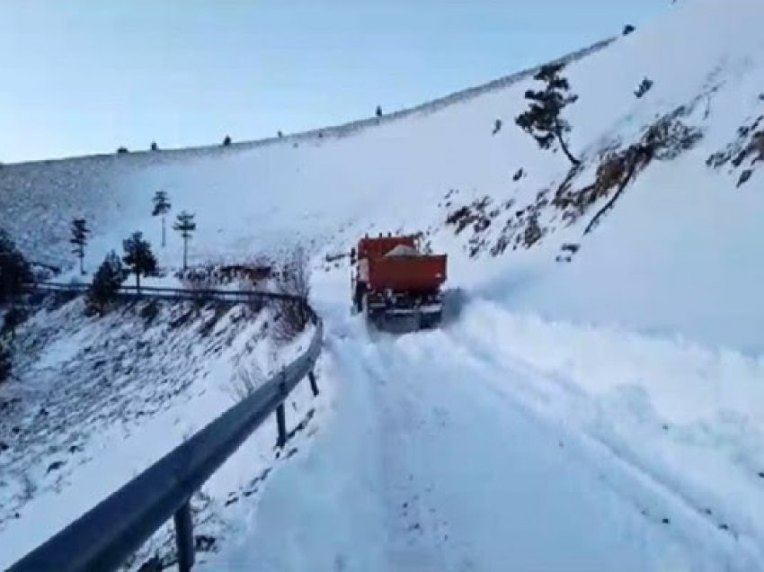 Shkodra ende me rrugë të bllokuara, disa fshatra mbeten në izolim