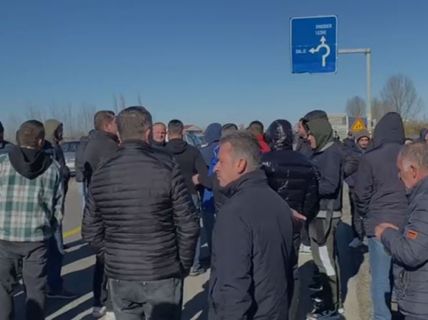 Protestë në autostradën Thumanë-Kashar, mes tyre edhe deputetja e PD banorët: Demonstrojmë për bukën e gojës