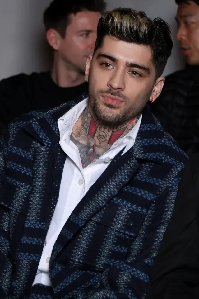 Zayn Malik shfaqet për herë të parë në një event publik pas 5 vitesh i befasoi të gjithë me flokët e tij