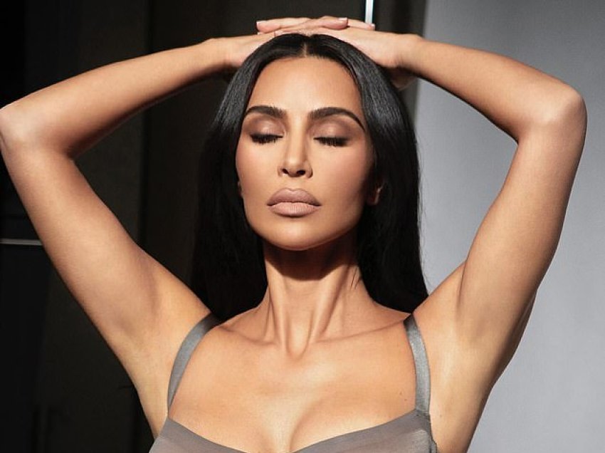 Kim Kardashian i lë pak imagjinatës, teksa shfaqet në sytjena gri në prapaskenat nga xhirimi i “SKKN By Kim”