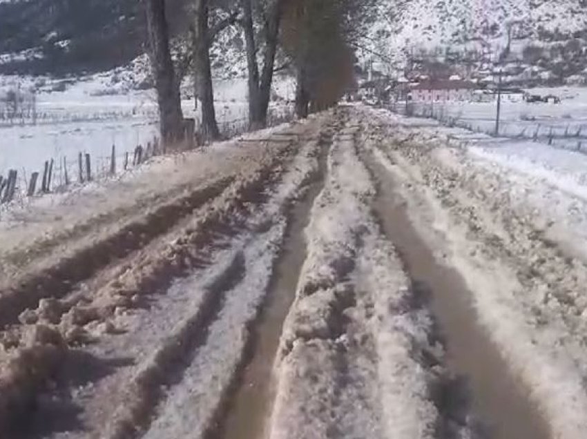 Ngrica të mëdha në aksin Librazhd-Peshkopi! Mund të lëvizet vetëm me zinxhir