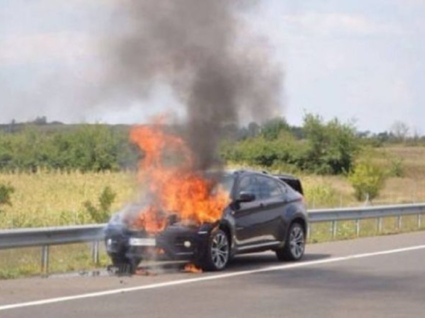  Makina përfshihet nga flakët gjatë ecjes, shpëtojnë pasagjerët