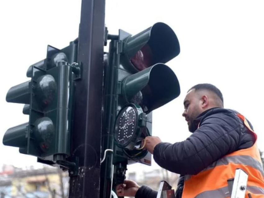 Vijojnë investimet me semaforë LED, Veliaj: Janë më estetikë, efektivë dhe të dukshëm 