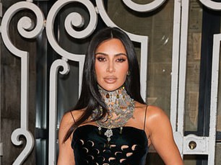 Kim Kardashian shfaq linjat e saj mahnitëse me një fustan elegant, gjatë Javës së Modës në Paris