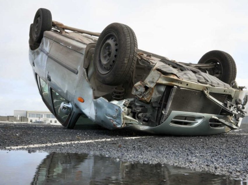 Aksident i rëndë në autostradën Tiranë – Durrës, makina kthehet përmbys