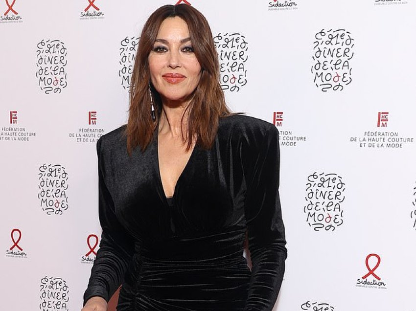 Monica Bellucci duket e pabesueshme me një fustan të zi, teksa merr pjesë në shfaqjen e Maison Margiela në Javën e Modës