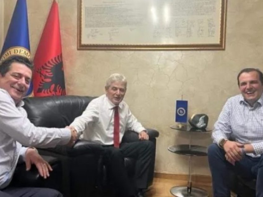 Ish-ministri Haraqija dhe djali i presidentit Rugova, festojnë me Ali Ahmetin