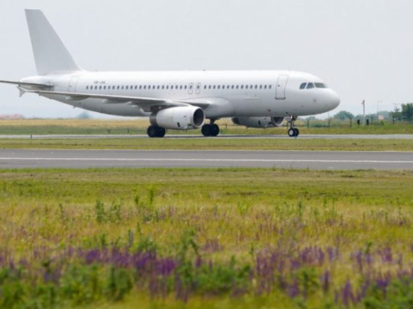 Incidenti i pazakontë në aeroportin e Meksiko, pasagjeri ngjitet në krahun e avionit