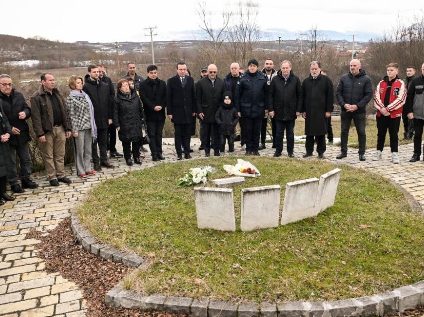 Kurti kryen homazhe te varri i deshmorëve Memë dhe Prend Zef Lleshit