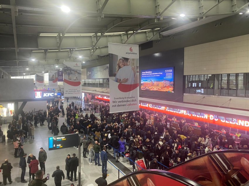 Ditë vikendi, aeroporti “Adem Jashari” po “vlon” nga njerëzit