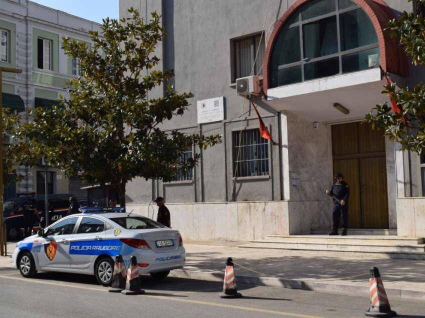  Plagosi fqinjin me armë zjarri pasi e shqetësonte, lihet në burg 50-vjeçari Gentian Kuqi