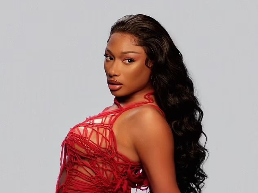 Megan Thee Stallion e zhveshur, mbulohet vetëm me një rrjetë për të promovuar këngën e re “Hiss”