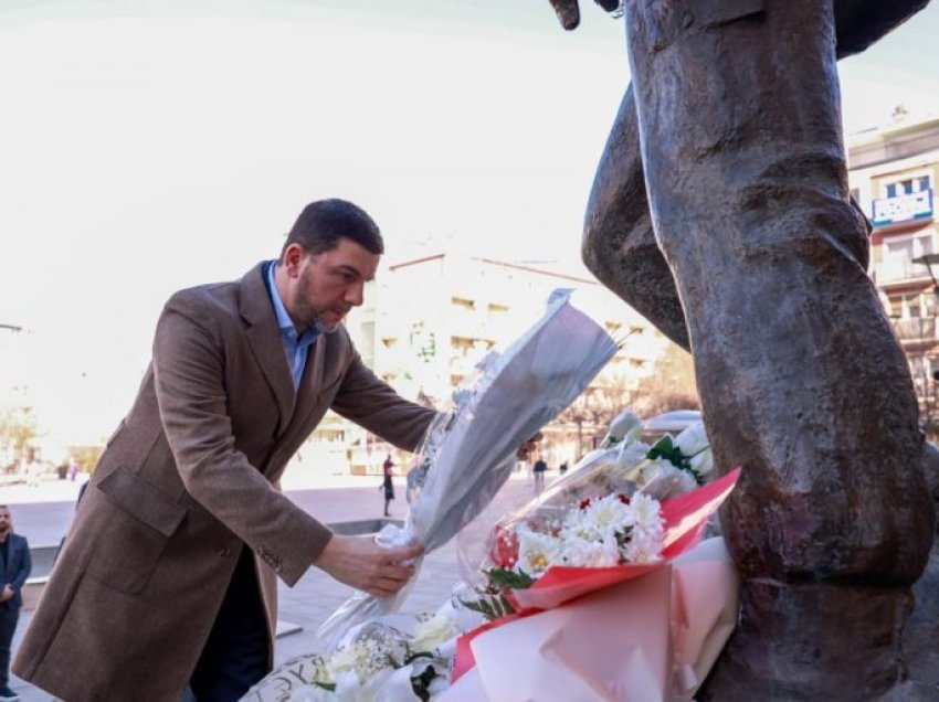 Krasniqi homazhe tek lapidari i Zahir Pajazitit, kujton veprat dhe rënien e tij, të Hakif Zenjullahut dhe Edmond Hoxhës