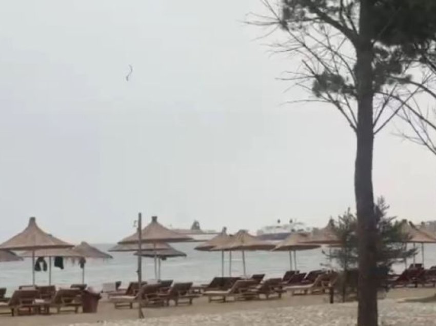 Boshatisen plazhet e Vlorës, reshjet intensive të shiut “mbyllin” pushuesit në shtëpi