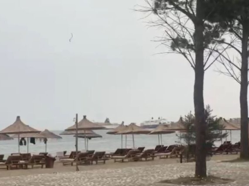 Boshatisen plazhet e Vlorës, reshjet intensive të shiut “mbyllin” pushuesit në shtëpi