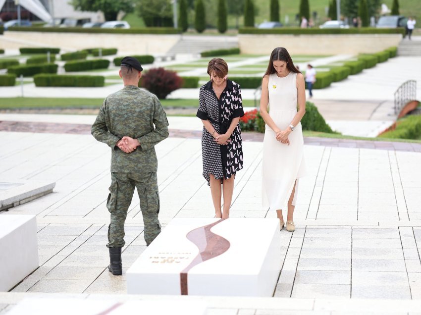 Emina Çunmulaj viziton varrezat e Jasharajve në Prekaz