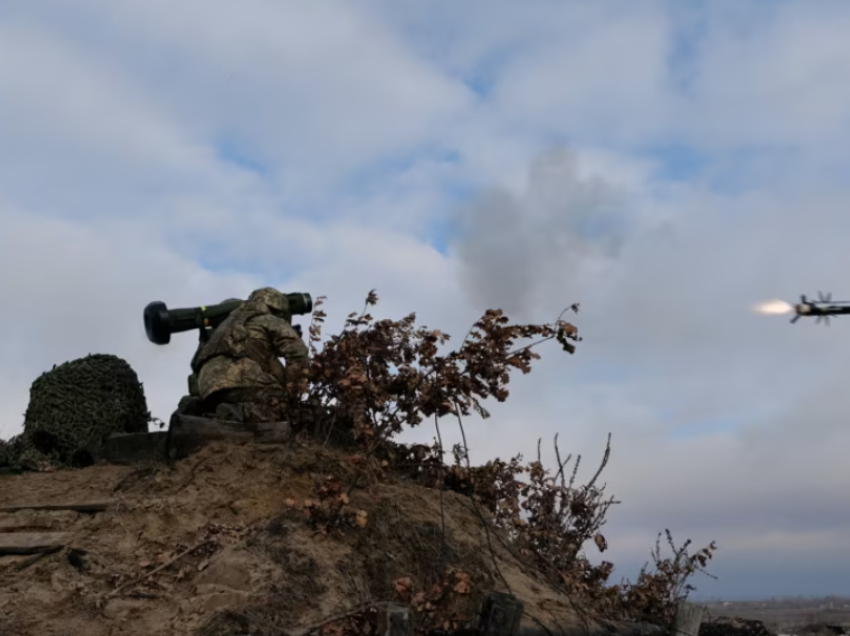 Ushtarët ukrainas mbështeten në raketat amerikane antitank “Javelin”