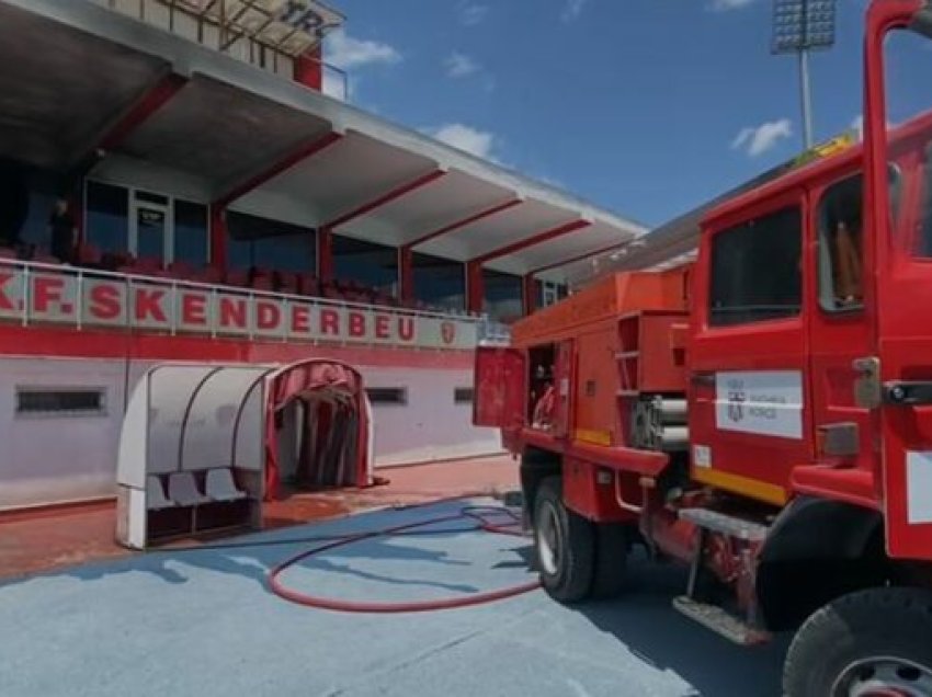 Shkrumbohet tribuna e “Skënderbeut”, stadiumi përfshihet nga flakët, policia në vendngjarje