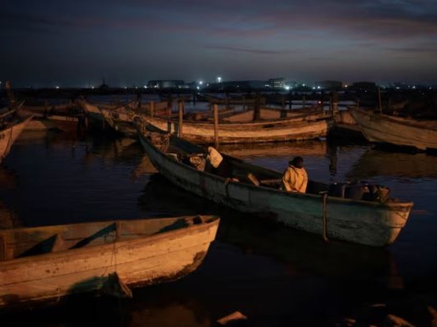 89 emigrantë kanë humbur jetën pasi varka e tyre u përmbys në Mauritani