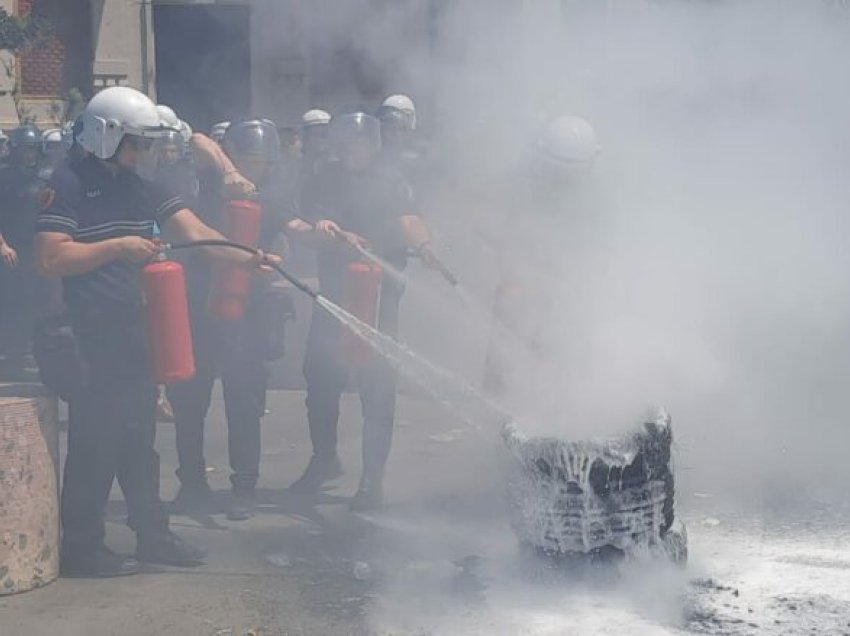 Përshkallëzohet protesta e opozitës, protestuesit djegin goma para Bashkisë së Tiranës