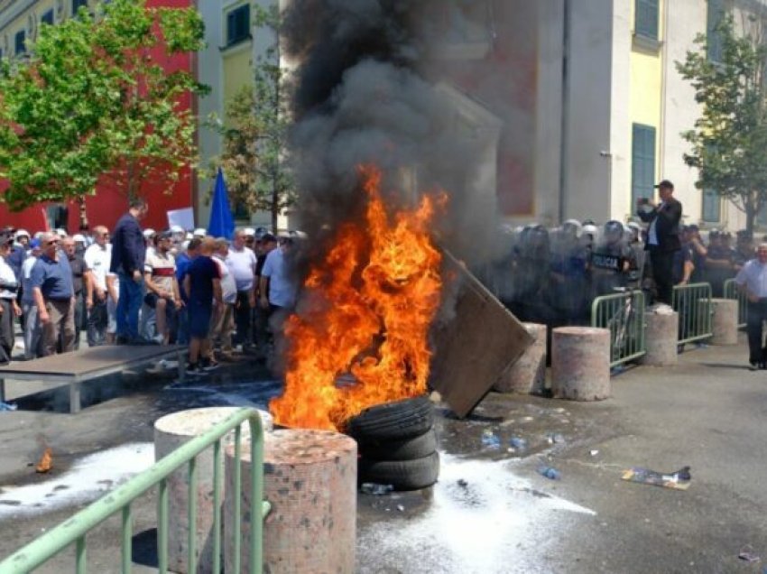 Sot protestë para Bashkisë së Tiranës, policia zbulon si devijohet trafiku