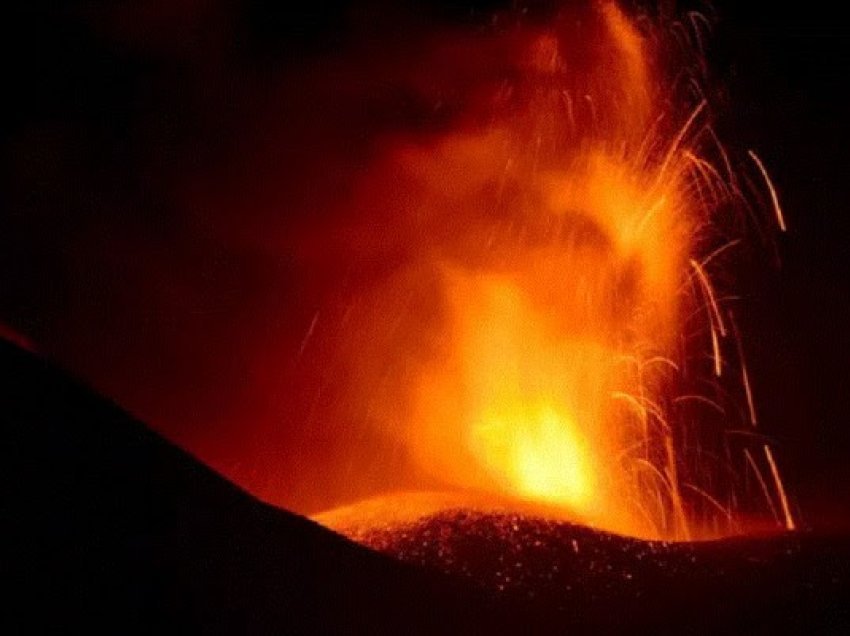 ​Shpërthimi i Etna mbyll aeroportin e Katanias, Stromboli në alarm të kuq