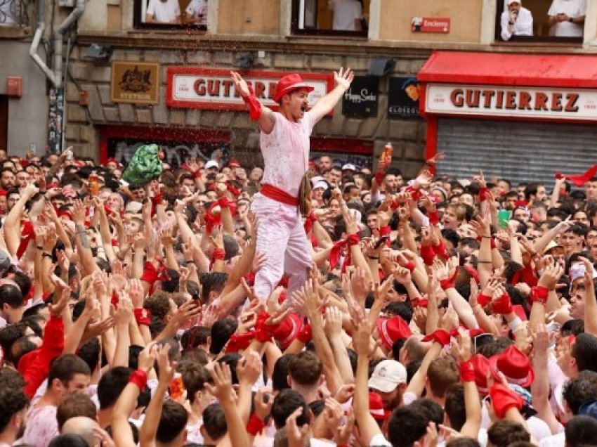 ​Në Pamplona filloi festivali kontrovers spanjoll i vrapimit të demave