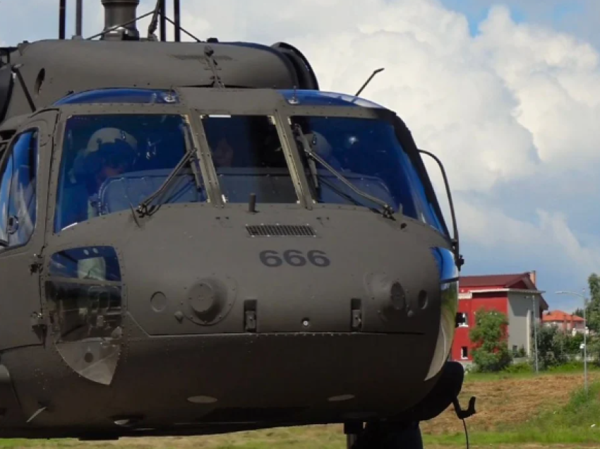 Helikopterët Black Hawk fluturojnë për herë të parë me pilotë shqiptarë