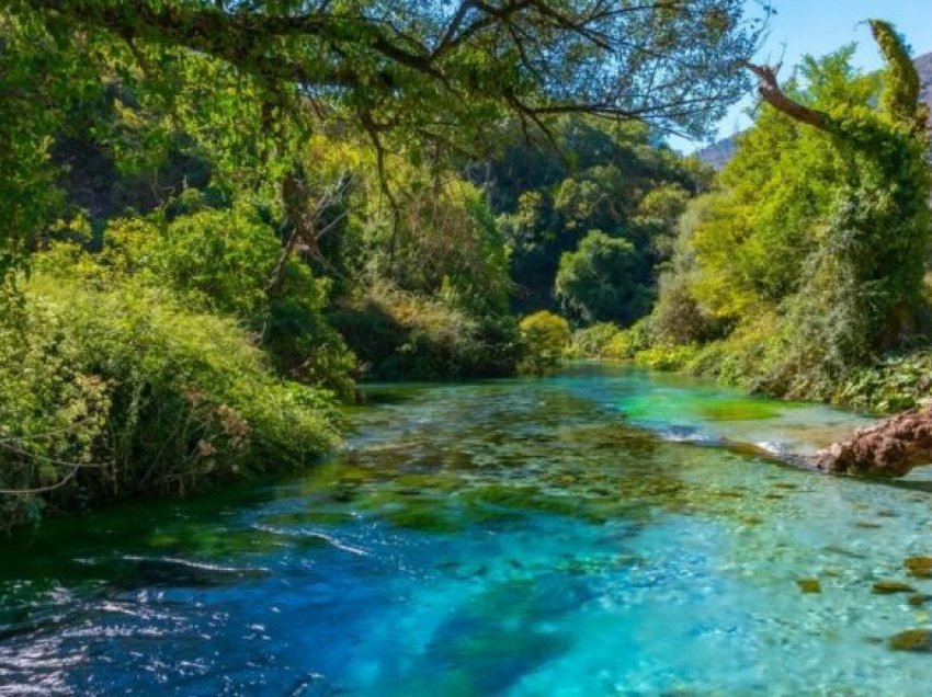 Korfuzi po “thahet” për ujë, Greqia kërkon të shtrijë tubacionin te Syri i Kaltër