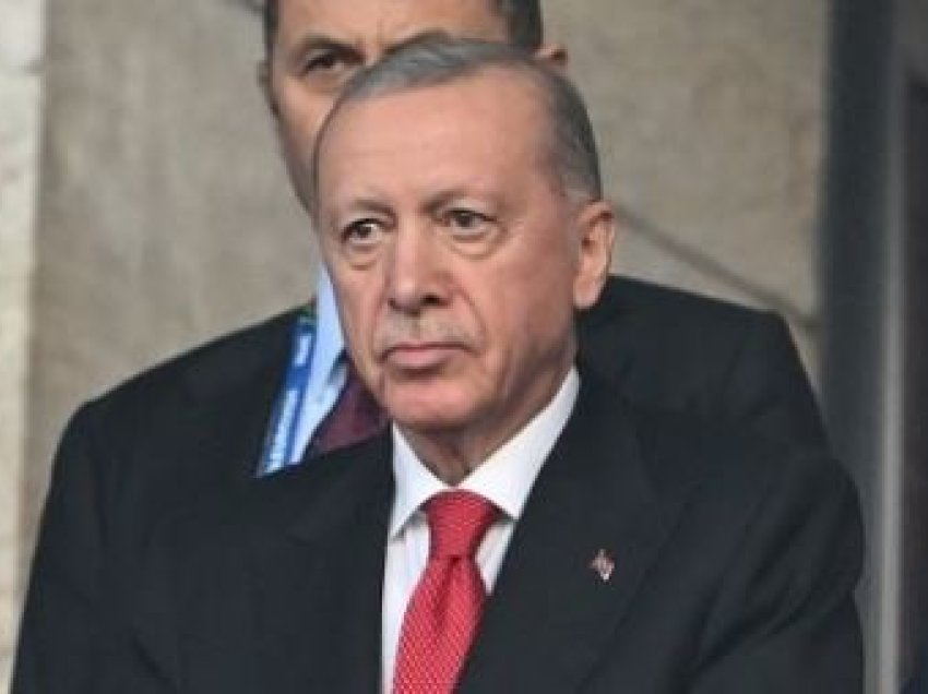 Erdogan i tregon se kush komandon në Turqi