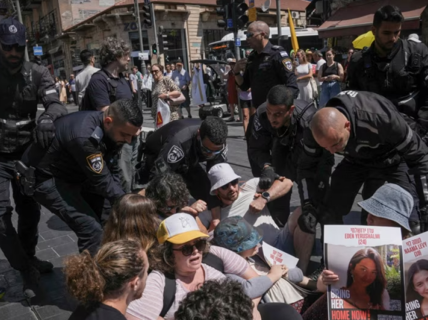 Protestuesit izraelitë bllokojnë rrugët, kërkojnë lirimin e pengjeve dhe armëpushim