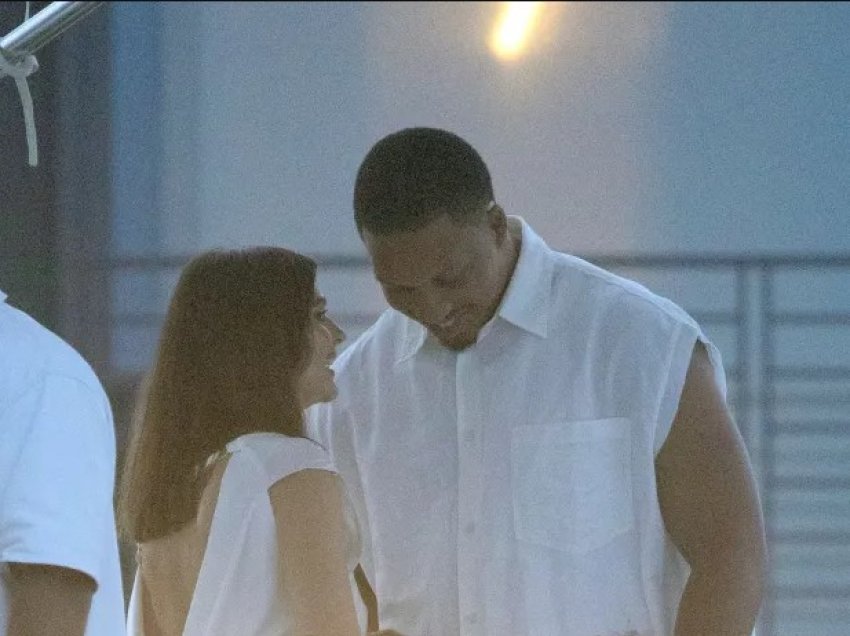 Emily Ratajkowski u pa duke u afruar me Grant Williams, teksa modelja dhe ylli i NBA-së shijojnë festën ekskluzive të Michael Rubin