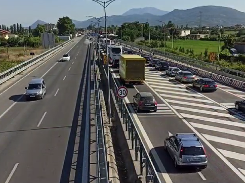 Turistët nga Kosova dynden në plazhet e Tales dhe Shëngjinit, trafik i rënduar nga Fushë-Miloti në Lezhë