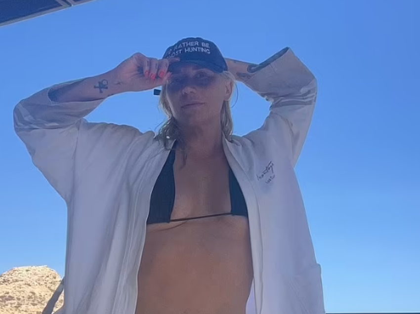 Kesha shpërndan fotografi në bikini, pasi përqeshet për dukjen nga komentuesit