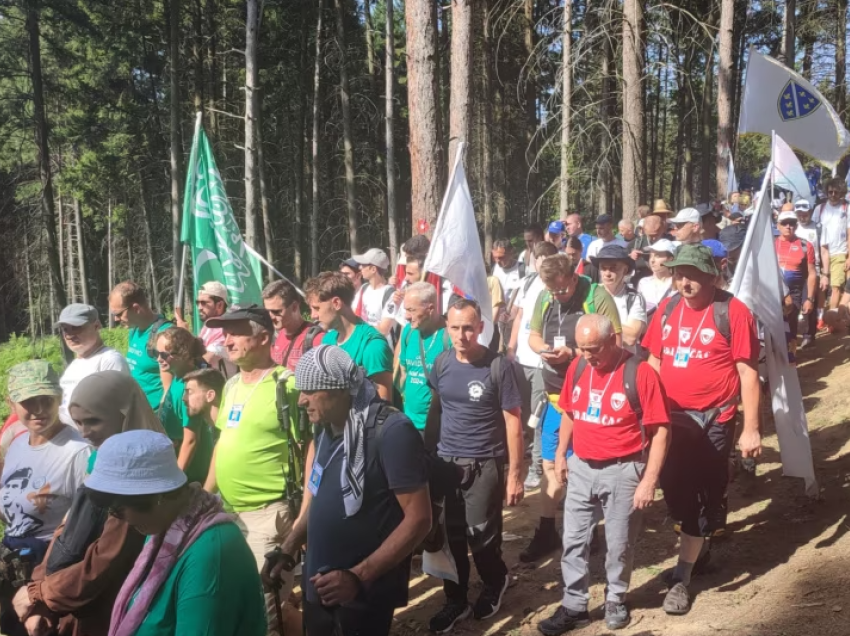 Pjesëmarrësit në “Marshin e Paqes” nisen drejt Srebrenicës