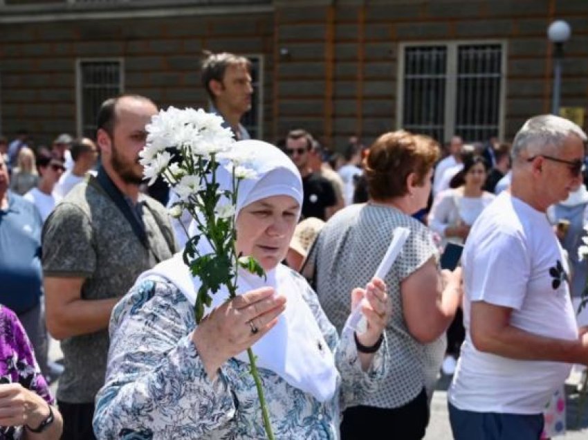 Sarajeva përcjell eshtrat e 14 viktimave të gjenocidit në Srebrenicë