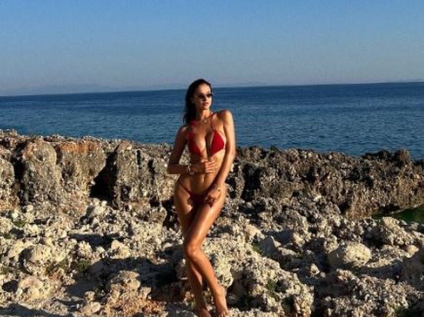 Oriola Marashi publikon fotografi mahnitëse në bikini të kuqe, ekspozon figurën tejet joshëse