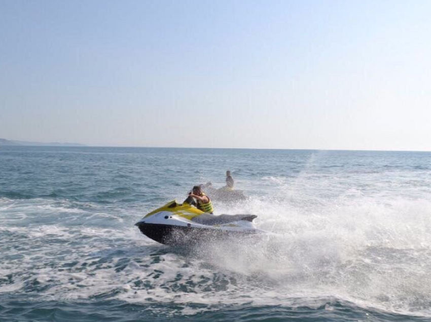 Sarandë/ 13-vjeçarja rrëzohet nga ‘jet-ski’, dërgohet me helikopter te Trauma