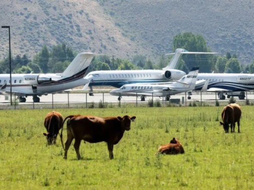 Aeroplanët privatë “pushtojnë” një aeroport të qytetit të vogël në Idaho – për “kampin veror të miliarderëve”