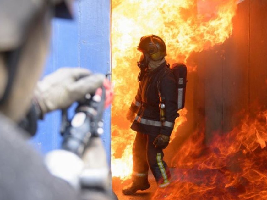 Zjarr i ‘frikshëm’ në periferi të Athinës, shkrumbohen 3 fabrika