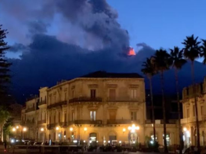 Shpërthimi i Etnas dhe vullkanit më të vogël Stromboli, lëshojnë hi e llavë në Siçili 