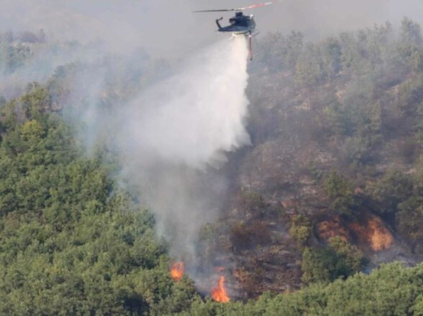 Një helikopter ushtarak ndihmon në shuarjen e zjarrit në poligonin ushtarak në Pepelishtë