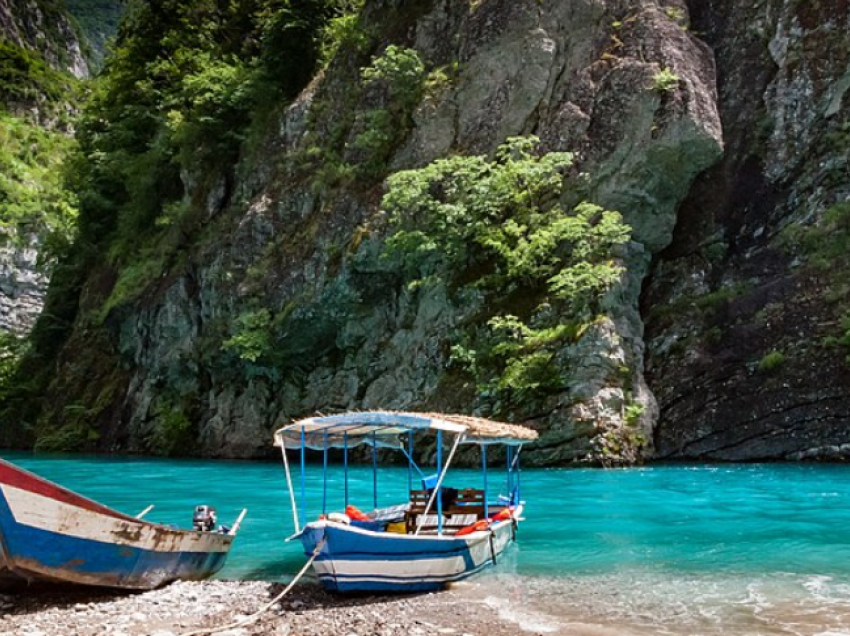 Turistja franceze humb jetën në Liqenin e Komanit