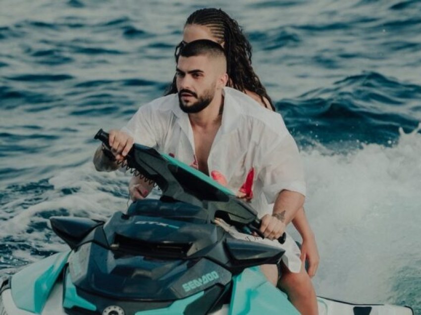 Butrint Imeri publikon foto me një bukuroshe misterioze në motor-skaf: Koha shumë e mirë, veç duhet ta lëshoj edhe bombën