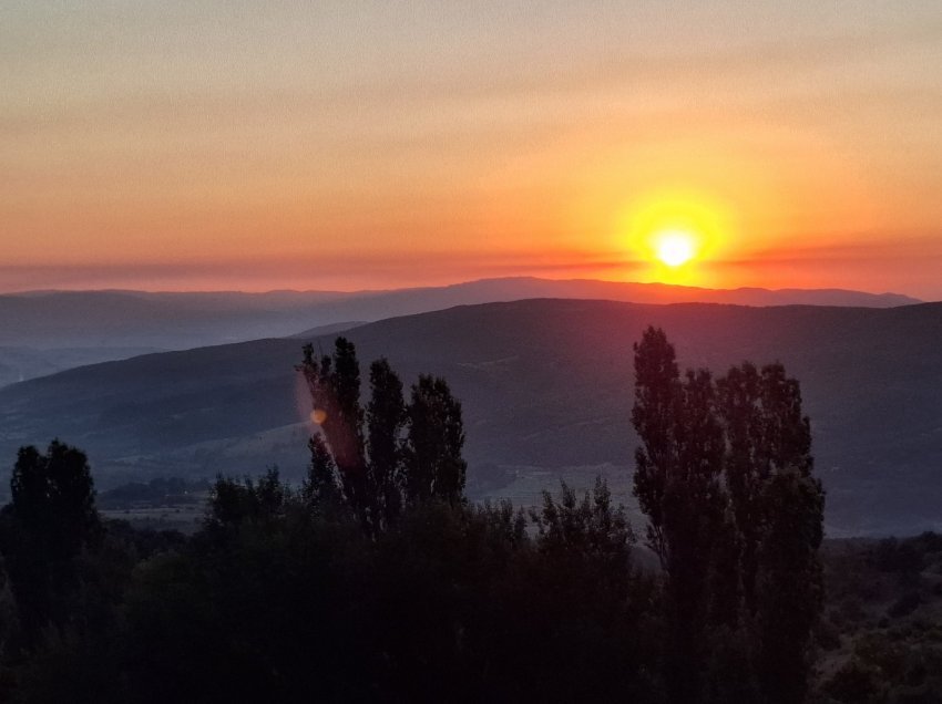 Pamje e lindjes së Diellit nga Bukoviku