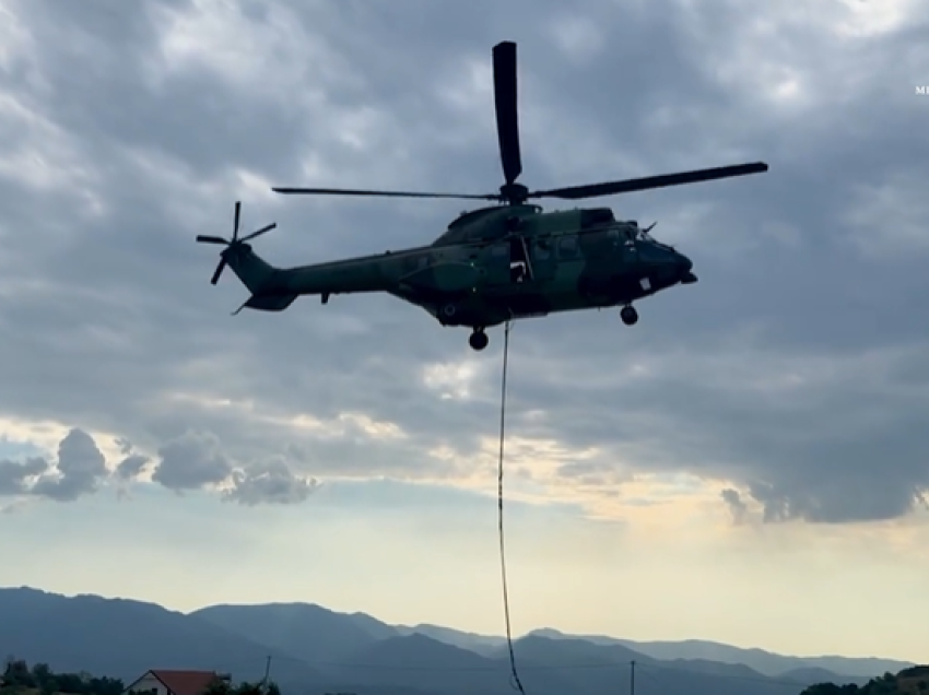 Zjarri përfshin sipërfaqe pyjore në Klos, ndërhyhet me helikopter për shuarjen e flakëve