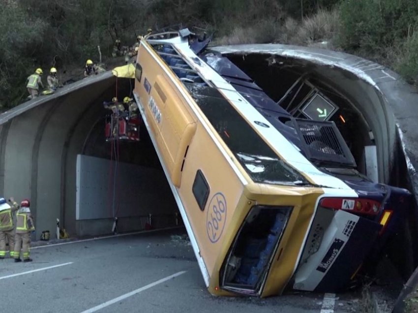 Spanjë, përmbyset autobusi me 60 pasagjerë