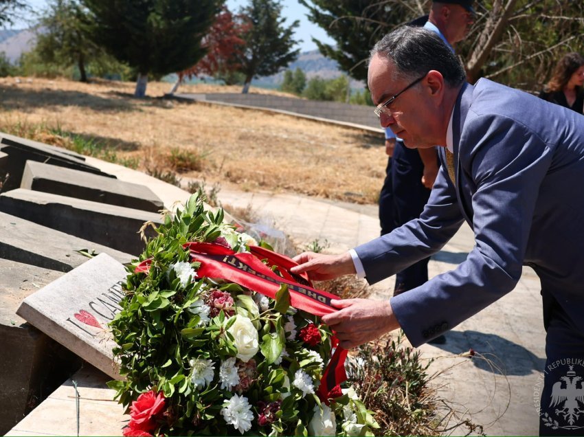 Begaj vendosi lule në varrezën monumentale “Trëndafilat e Çamërisë”, vijnë reagimet nga Greqia